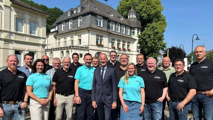 In der Dorfmitte von Kirchhundem hat die CDU-Fraktion jetztdie Kandidaten für die Kommunalwahl...