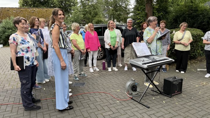 Unter Leitung von Tatiana Hundt konzertierte der Frauenchor „Donne Cantanti“ im Schatten der...