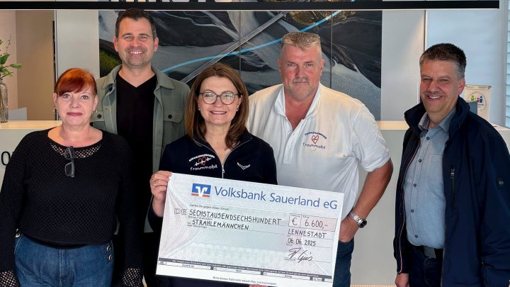 Symbolische Spendenübergabe in Saalhausen (v.r.): Andreas Riekes, Betriebsratsvorsitzender von...