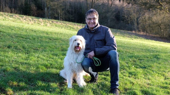 Peter Liese mit Mischlingshund Sofie.
