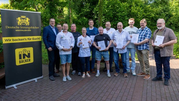 Zufriedene Gesichter gab es bei der Übergabe der Urkunden zur Brotprüfung 2025 in Olpe.