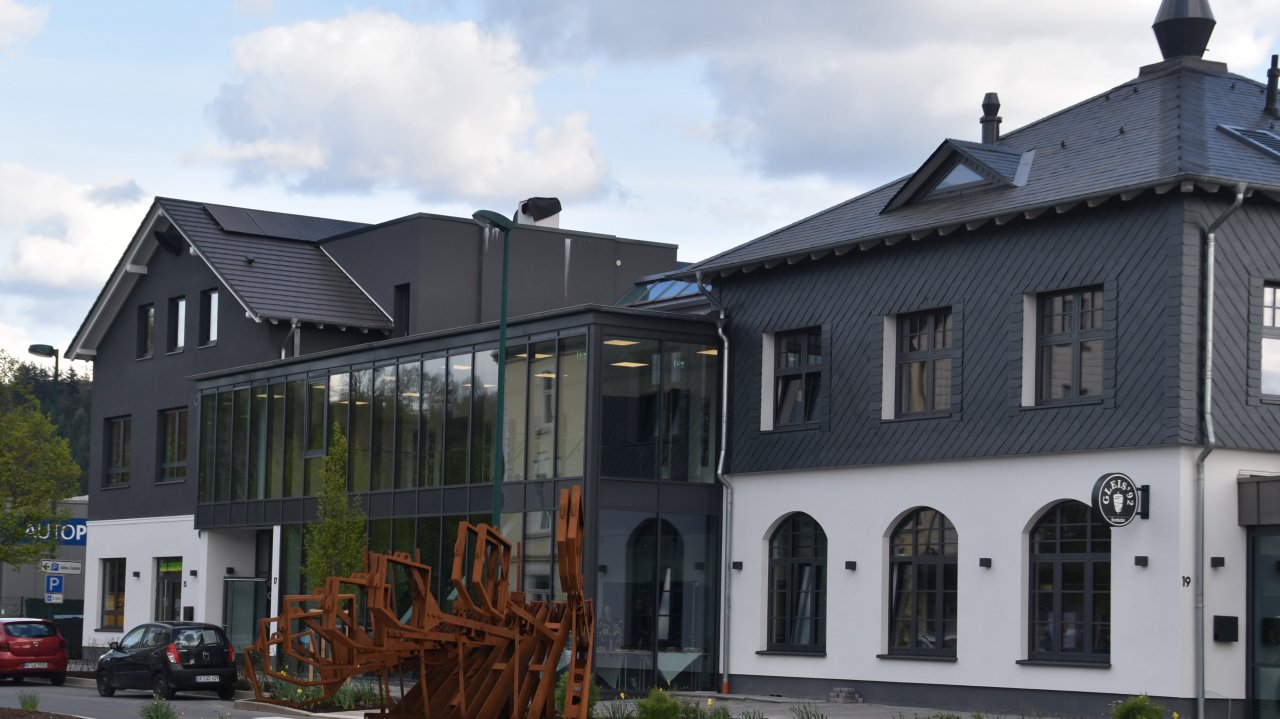 Im Bürgerhaus Bahnhof Attendorn findet die Podiumsdiskussion mit Benjamin Limbach, Justizminister des Landes NRW, und Tim Achtermeyer, Landesvorsitzender der Grünen NRW, statt. von privat