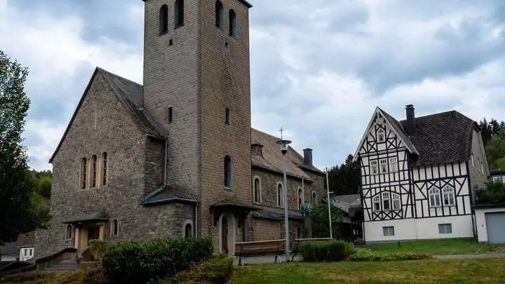Die Pfarrkirche Oberveischede