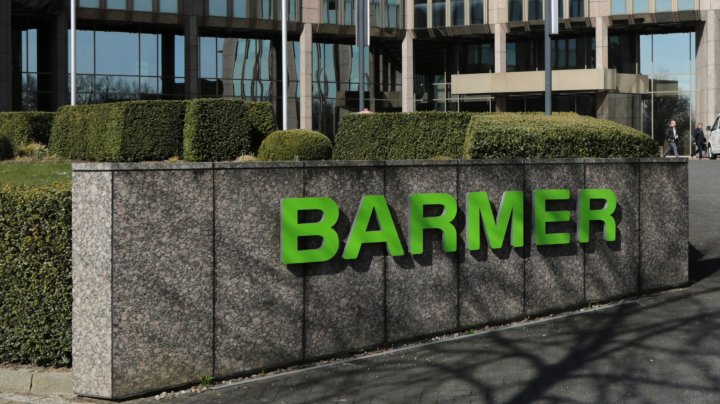 Symbolfoto: Schriftzug der Krankenkasse BARMER an der Hauptverwaltung in Wuppertal.