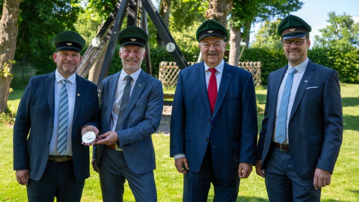 Bei der Ordensübergabe (v.l.): Major Andreas Roll, Schützenkönig Simn Niklas, Jubelkönig Paul...