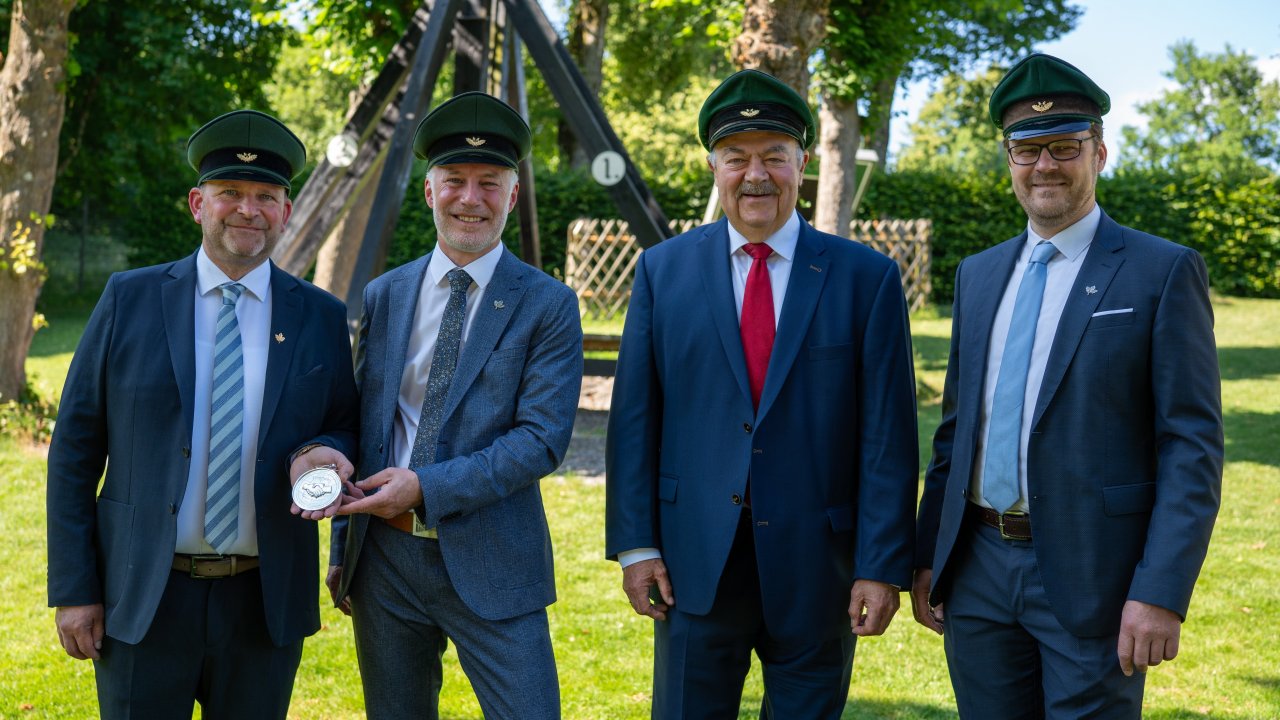 Bei der Ordensübergabe (v.l.): Major Andreas Roll, Schützenkönig Simn Niklas, Jubelkönig Paul Imhäuser und Hauptmann Christian Thöne. von privat