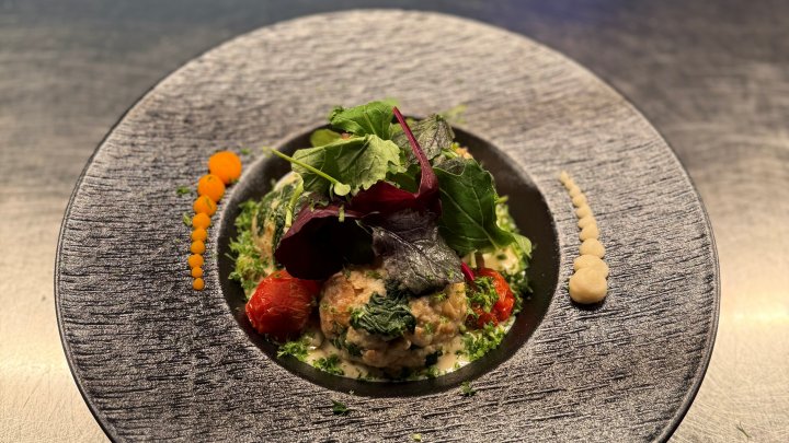 Zum Start in die Pfifferling-Saison gibt es heute aus dem Landhotel Voss in Saalhausen ein Rezept für Spinat-Semmelknödel mit Pfifferling-Rahmsauce. by Landhotel Voss