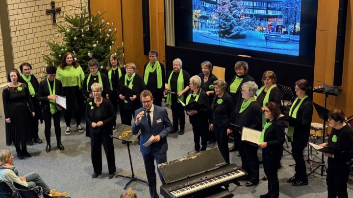 Der Maumker Frauenchor „Cantare“ 2000 - hier bei seinem Auftritt beim Dreikönigskonzert im...