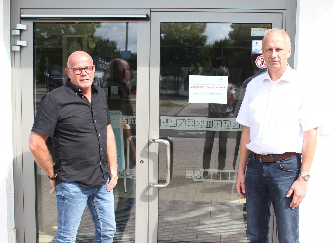 Betriebsleiter Klaus Spille (l.) und Geschäftsführer Ingo Ehrhardt an der verschlossenen Freizeitbadtür. von Wolfgang Schneider