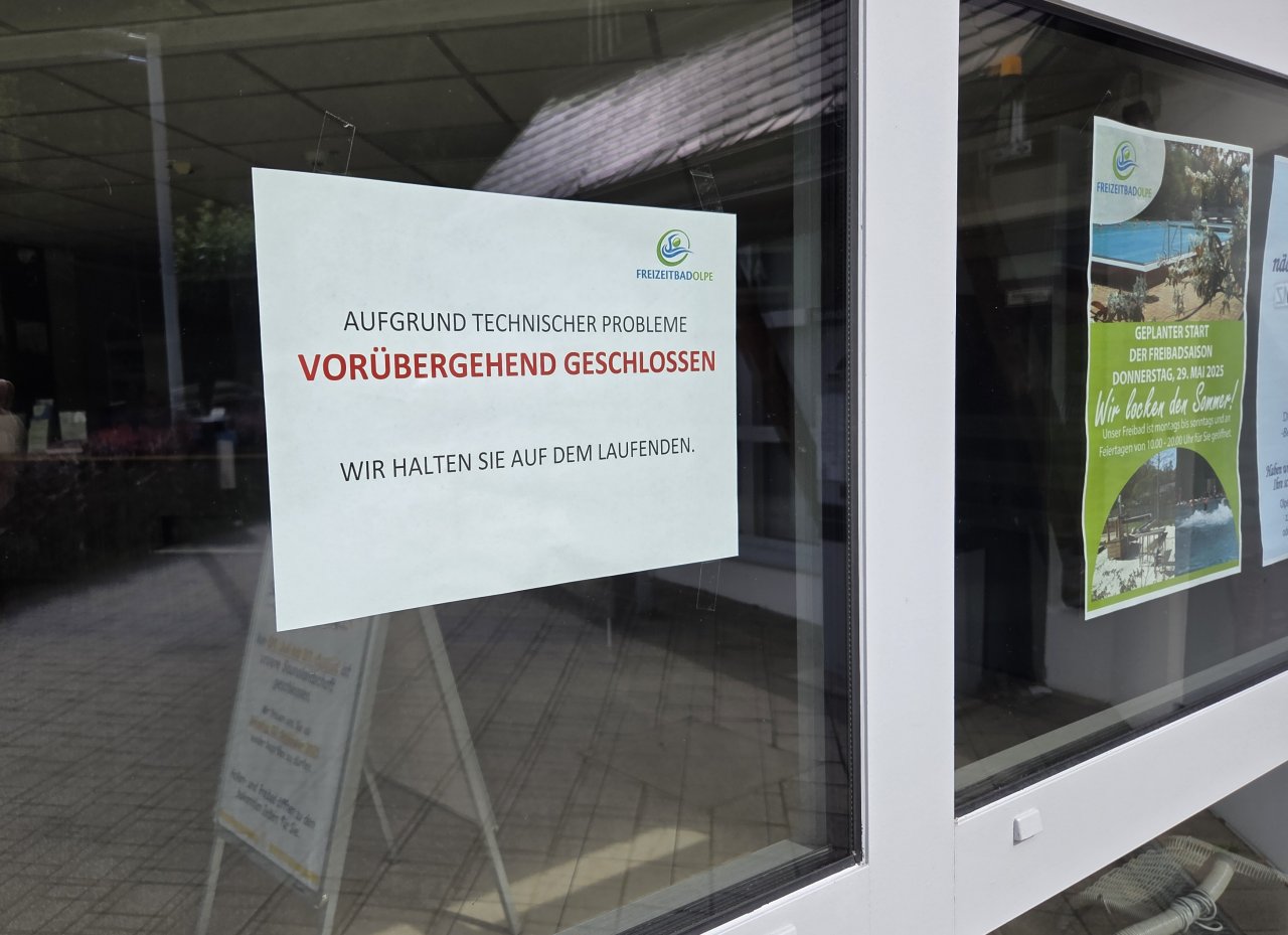 Hinweisschilder weisen auf die Schließung hin. von Wolfgang Schneider