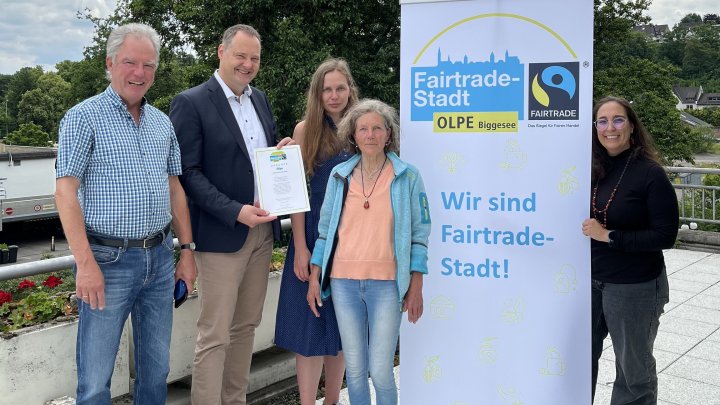 Die Kreisstadt Olpe darf sich auch in den kommenden zwei Jahren offiziell „Fairtrade-Stadt“...