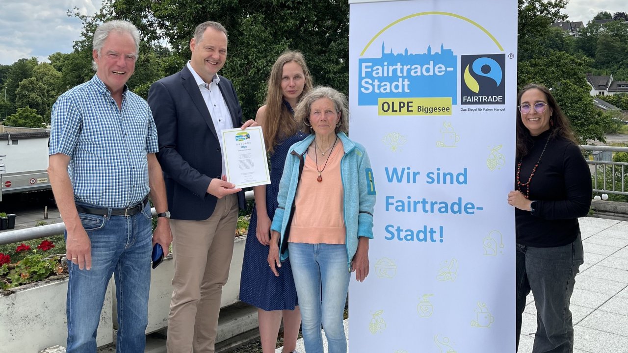 Die Kreisstadt Olpe darf sich auch in den kommenden zwei Jahren offiziell „Fairtrade-Stadt“ nennen. von Kreisstadt Olpe