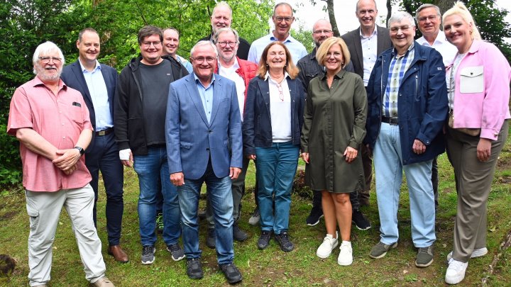 Bürgermeister Peter Weber (2. von links) und die stellvertretende Landrätin Sandra Ohm (Mitte)...