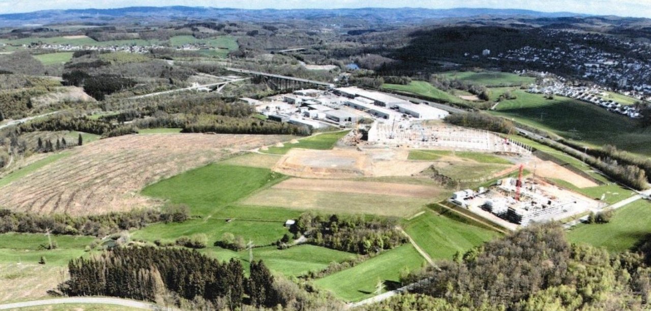 Luftbild des Gewerbeparks Hüppcherhammer. Im Vordergrund rechts das in Bau befindliche Gefahrenabwehrzentrum des Kreises Olpe. von Interkomm. Gewerbepark Hüppcherhammer GmbH