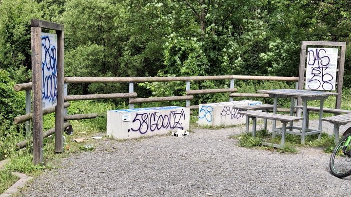 Unbekannte haben mehrere Stellen im Lennepark mit Graffiti-Schriftzügen beschmiert.