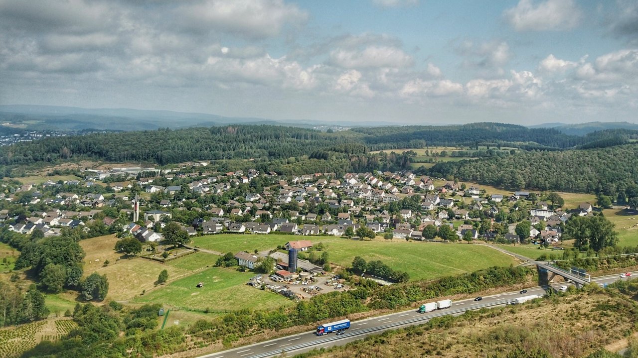Blick auf Dahl-Friedrichsthal - im Vordergrund die A 4. von Nils Dinkel