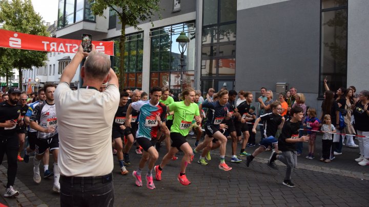 Fast 2.000 Läufer haben am Freitag, 27. Juni, zum Teamcup in Olpe teilgenommen.