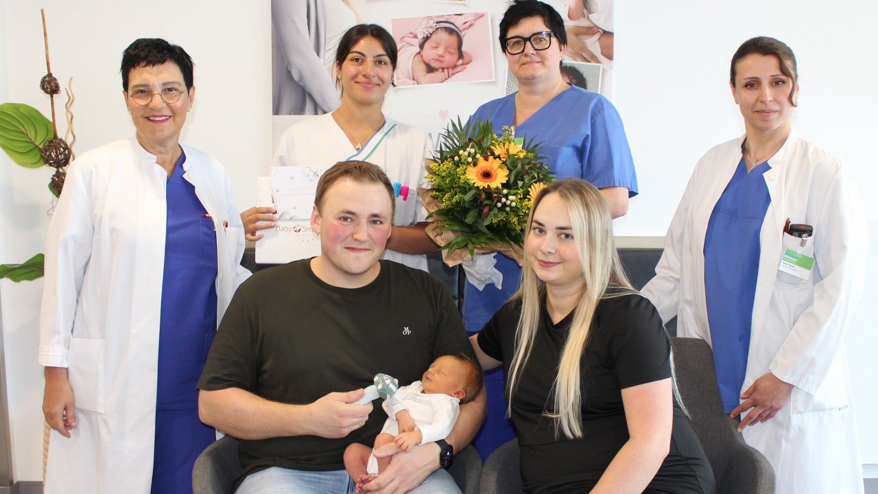 In den Armen von Mama Shannice und Papa Benjamin präsentiert sich Liam Robert Pulman bei seinem ersten Fototermin. Er ist das 1000. Baby, das in diesem Jahr im Diakonie Klinikum Jung-Stilling das Licht der Welt erblickte. Darüber freuen sich (von links) Chefärztin Dr. Flutura Dede, Schwester Aylin Cetin, Hebamme Simone Schneider und Oberärztin Samar Aoude. von Diakonie-Klinikum