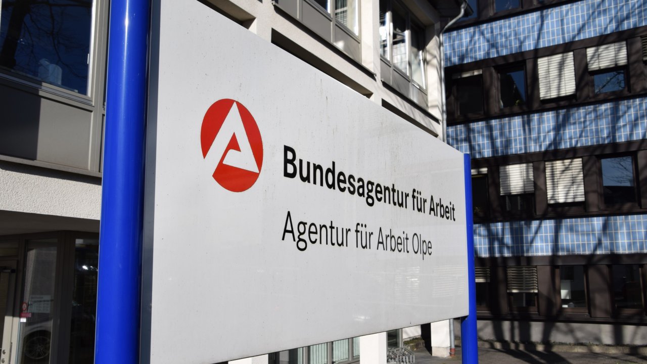 Leichter Anstieg der Arbeitslosigkeit zum Beginn der Sommerzeit