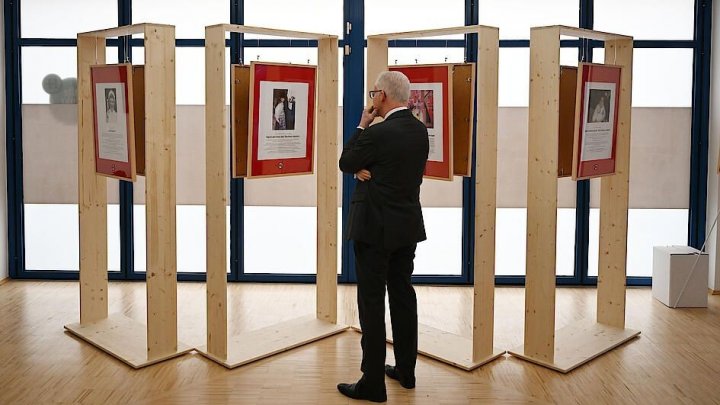 Die Foto-Ausstellung „Betroffene zeigen Gesicht“ in der Kulturkirche Silberg soll berühren und...