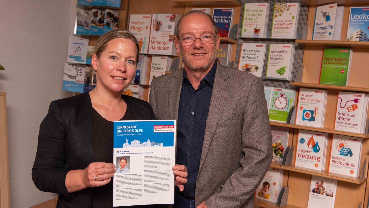 Maren Tomassohn und Dirk Mobers von der Verbraucherzentrale NRW mit Sitz in Lennestadt. von Nils Dinkel