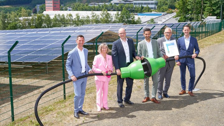 Bei der Einweihung des firmeneigenen Solarparks war auch Landrat Andreas Müller (l.) dabei.