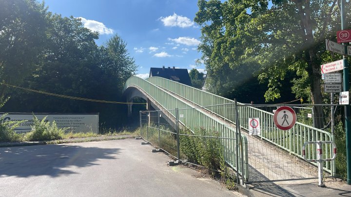 Die Fußgängerbrücke Neu-Listernohl, die die L 539 überquert, ist dauerhaft gesperrt.