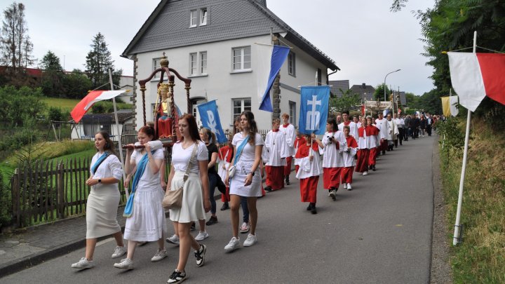 Impressionen vom 318. Sendschotter Umgang am 1. Juli, hier die Trägerinnen des Gnadenbildes in...
