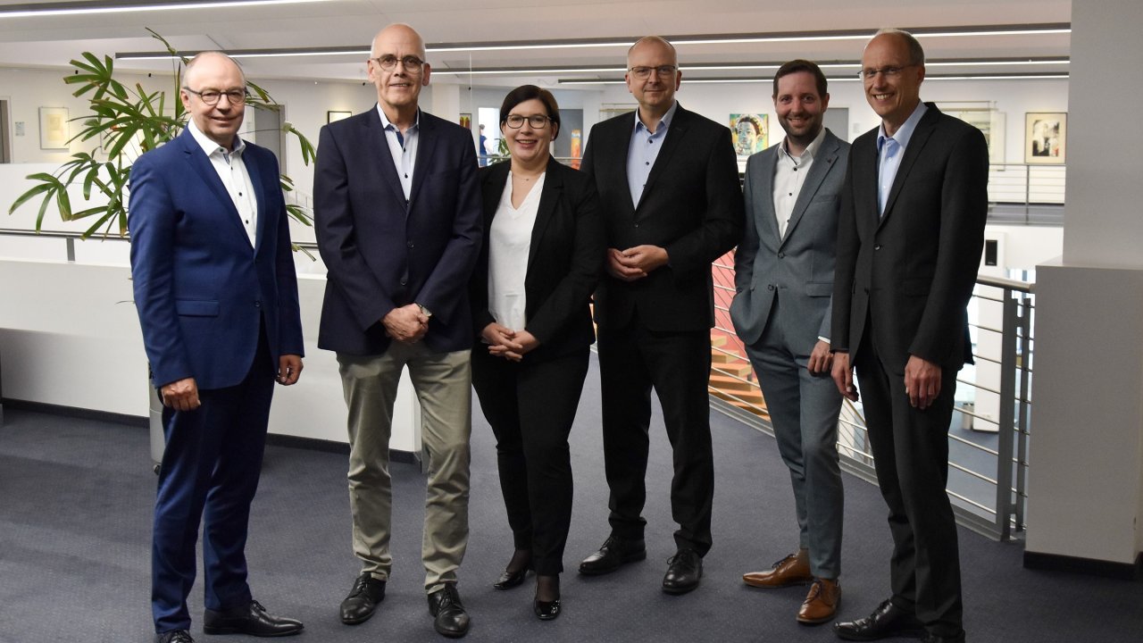 Der Vorstandsvorsitzende Wilhelm Rücker (l.) präsentierte mit den beiden Vorstandsmitgliedern Nino Breitweg (2. v. r.) und Edgar Clemens (r.) die aktuellen Vorstandsvertreter (v. l. n. r.) Peter Schauerte, Kathrin Hageleit sowie Matthias Bach. von Sparkasse ODW