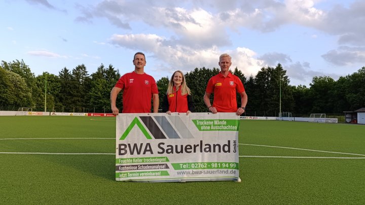Freuen sich auf das Benefiz-Turnier (v.l.): Dirk Scheppe (BWA Sauerland), Caterina Breuer und...