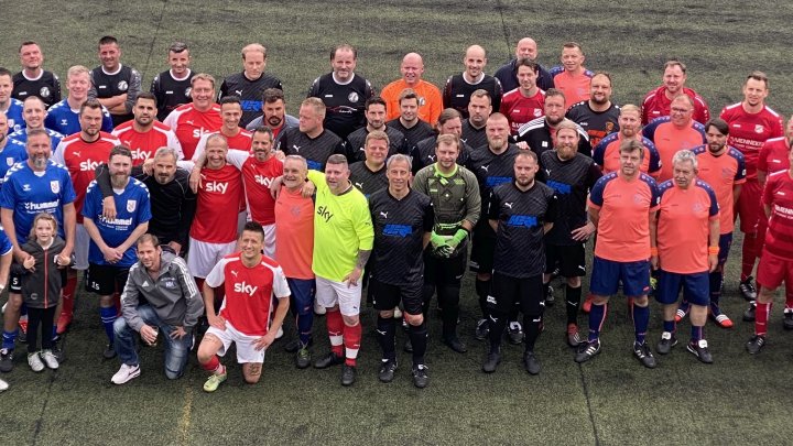 Die Teams und Schiedsrichter nach dem Turnier im vergangenen Jahr.