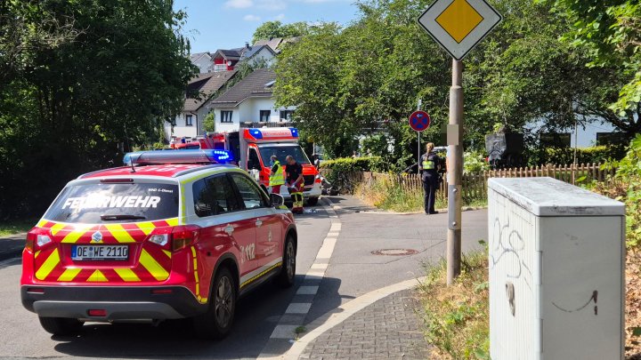 Ein 13-jähriger Radfahrer hat sich bei einem Unfall in Möllmicke schwer verletzt.