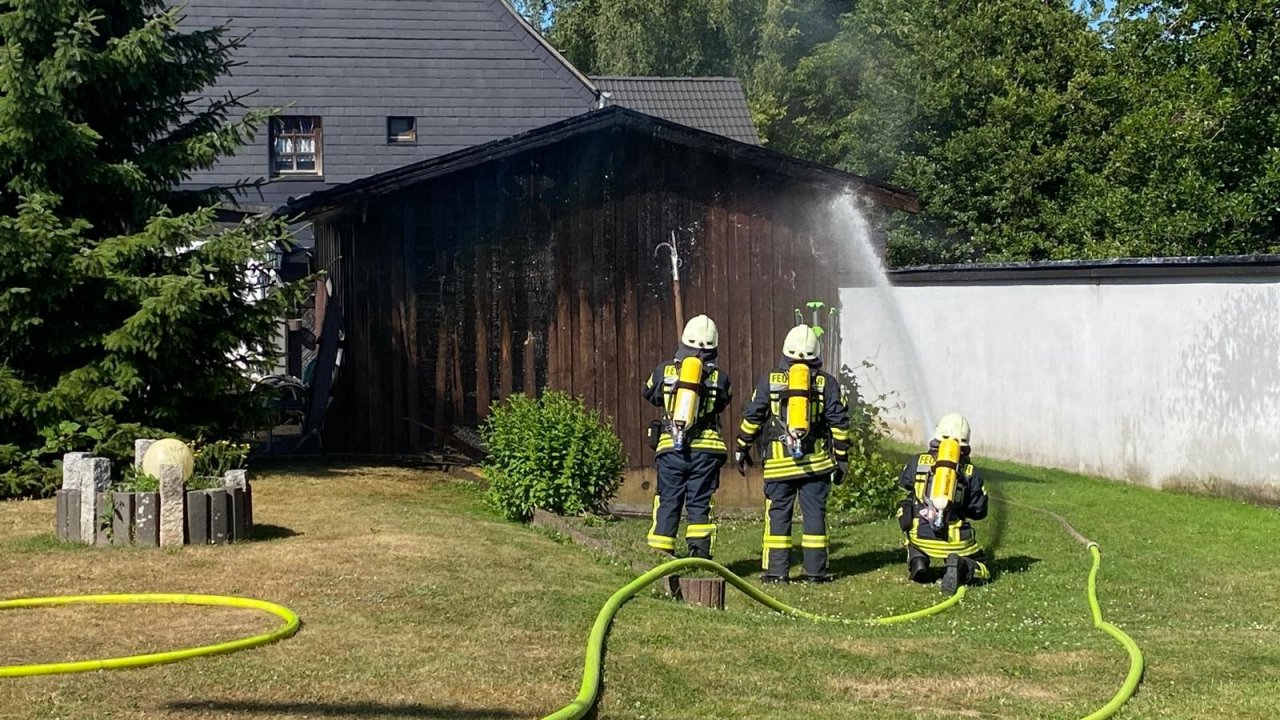 Feuerwehr-Einsatz in Welschen Ennest: Eine Gartenhütte war in Brand geraten. von Lorena Klein
