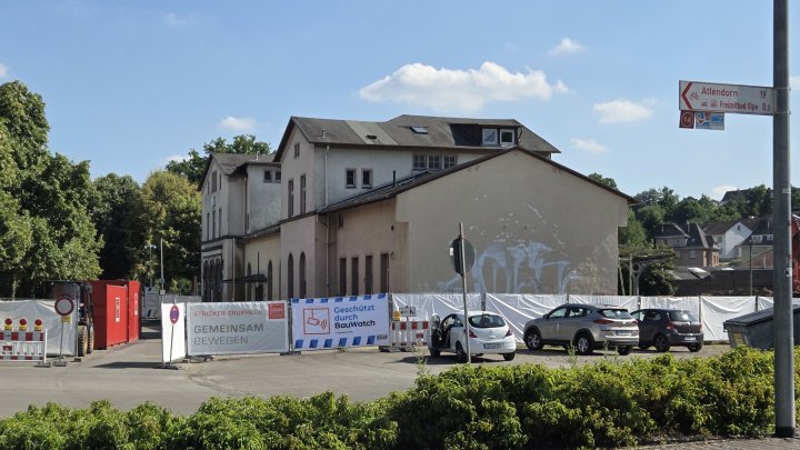 Das alte Bahnhofsgebäude in Olpe wird in den nächsten Wochen abgerissen. Bereits seit Wochen ist...