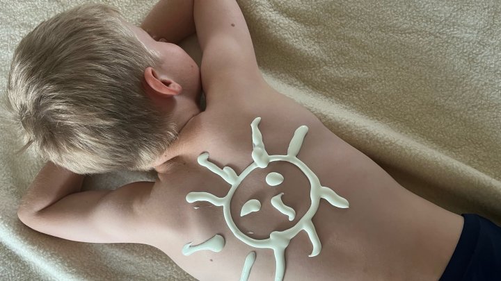 Ein altersgerechter Sonnenschutz spielt im Urlaub eine große Rolle. Er sollte mindestens den...