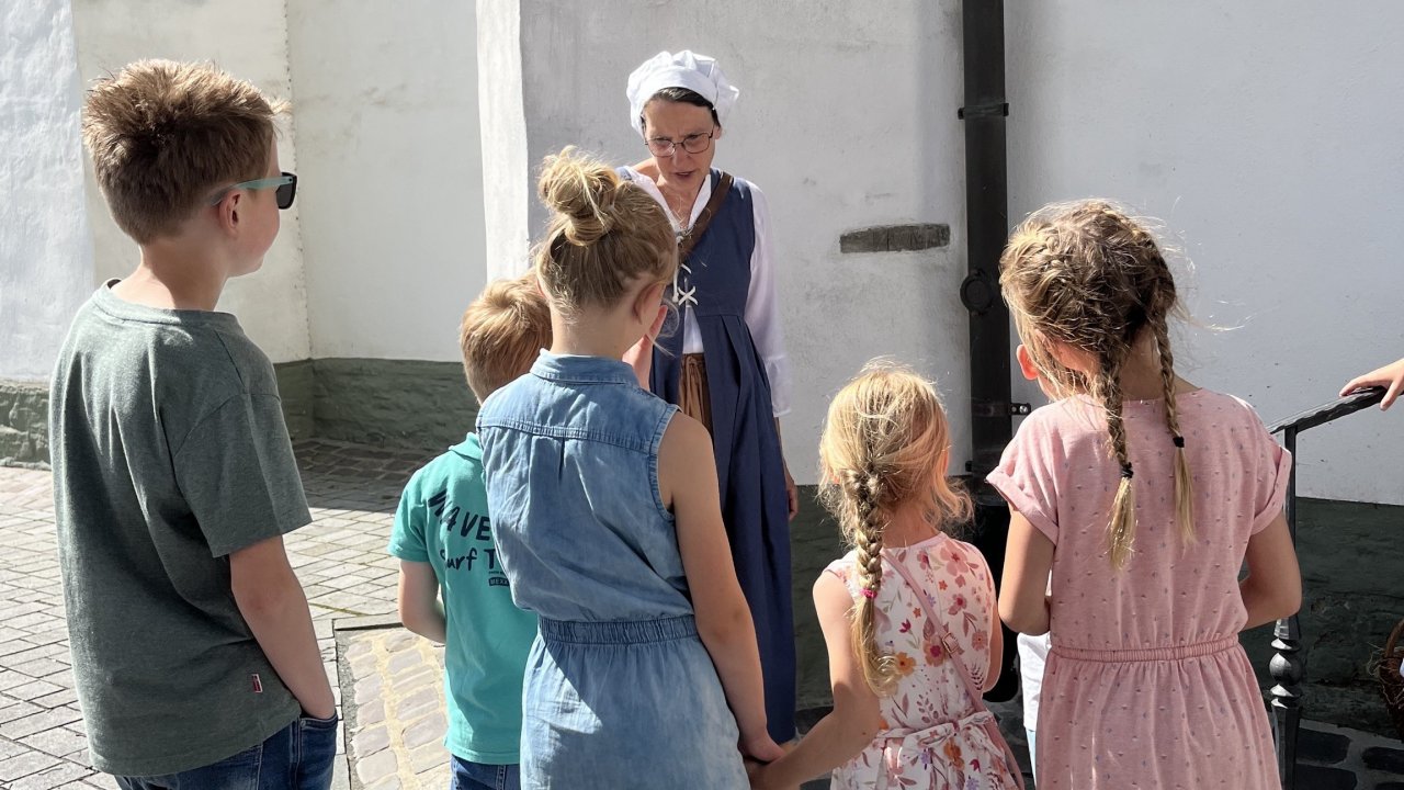 Auch die Kinder erfahren bei den Stadtführungen mit Marktfrau Hulda viel Wissenswertes. von Hansestadt Attendorn