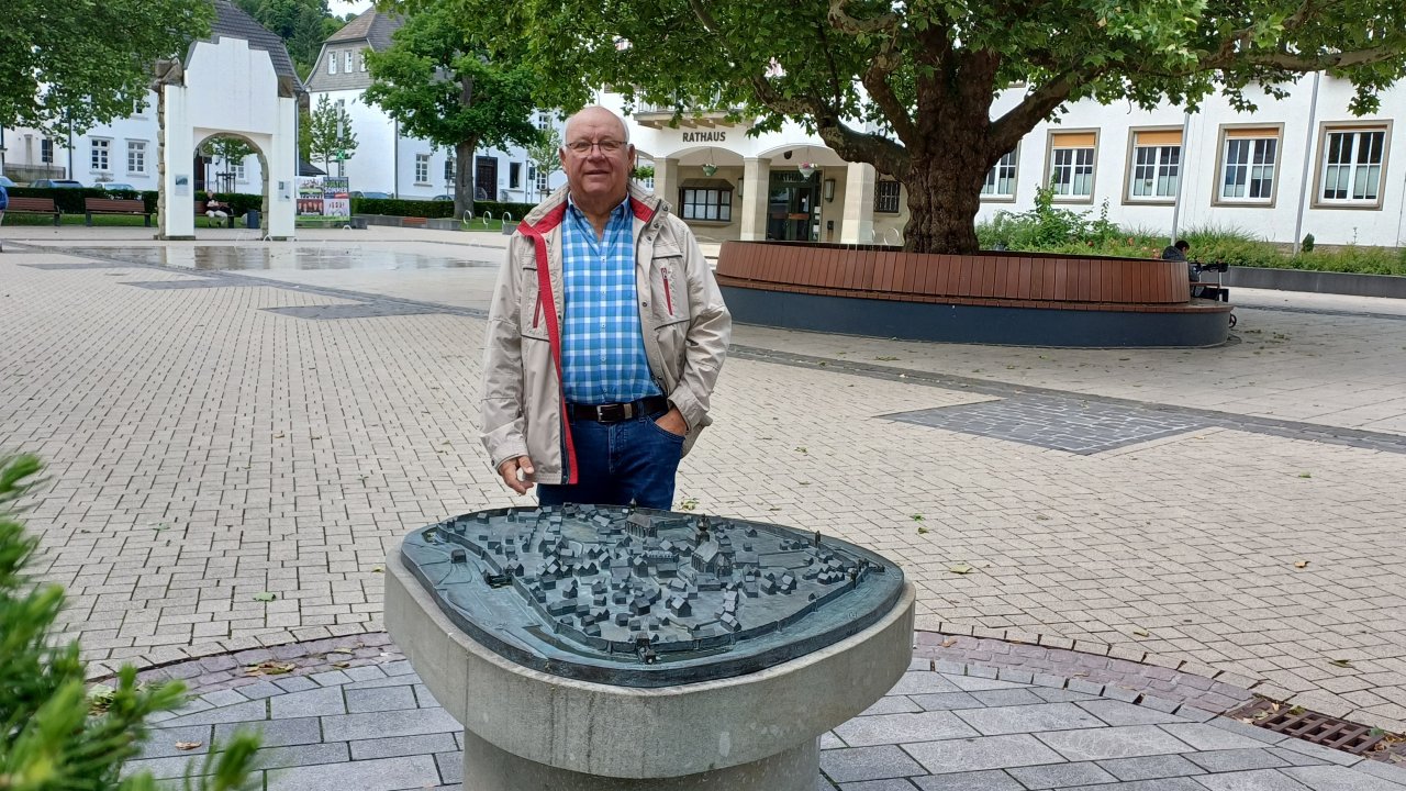 Peter „Pittjes“ Höffer am Attendorner Stadtmodell vor dem Rathaus. von Hansestadt Attendorn
