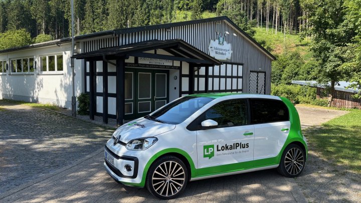 Im wunderbaren Golddorf Milchenbach hat sich Loki sichtlich wohl gefühlt: Hier, an der...
