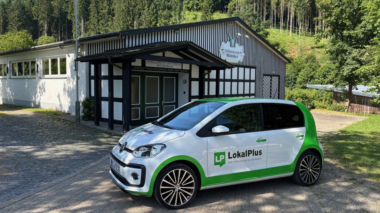 Im wunderbaren Golddorf Milchenbach hat sich Loki sichtlich wohl gefühlt: Hier, an der Schützenhalle, hatte er sich diesmal versteckt. von Livia Sacala