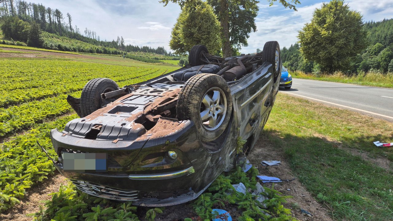 Unfall auf L553: Auto prallt gegen Baum und landet auf dem Dach