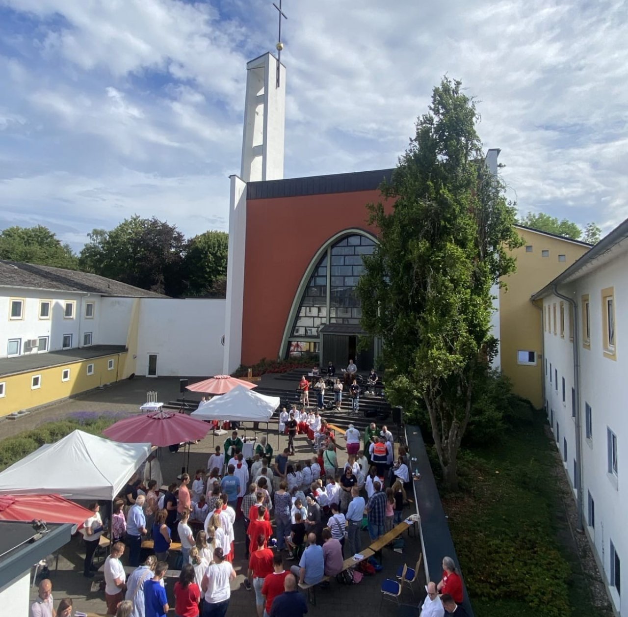 150 Ministranten aus den Dekanaten Siegen und Südsauerland verbrachten einen gemeinsamen Tag im Jugendhof Pallotti in Altenhundem. In Workshops und offenen Angeboten ging es kreativ, sportlich und musikalisch zu – aber auch inhaltlich und messdiener-typisch, etwa bei Themen wie dem Ablauf eines Gottesdienstes oder dem Umgang mit Weihrauch. von privat