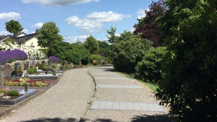 Die Kreisstadt Olpe hat zusätzliche Urnenbestattungsflächen in ihrem Friedhof hinzugefügt, die...