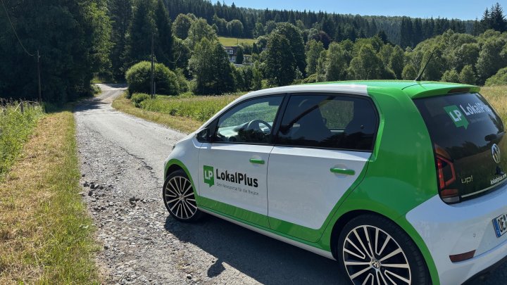 Viel, viel Landschaft hat Loki in Rüspe gefunden – die einzelnen Häuser scheinen wie in die...