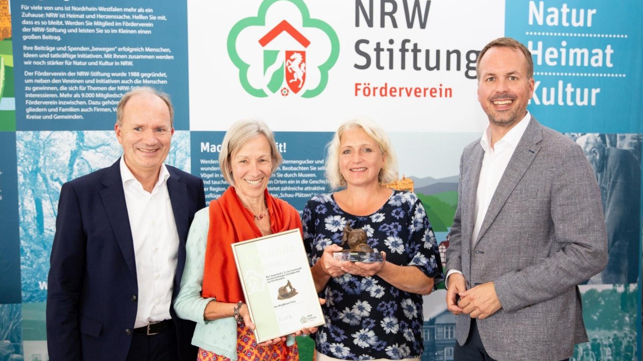 Michael Breuer, Vorsitzender des Fördervereins NRW-Stiftung (l.), und Geschäftsführer Stefan Ast (r.) überreichten den WegWeiser-Preis an Sigrid Baust (2.v.l.) und Ulrike Wesely von MuT-Sauerland. von NRW-Stiftung/Judith Büthe