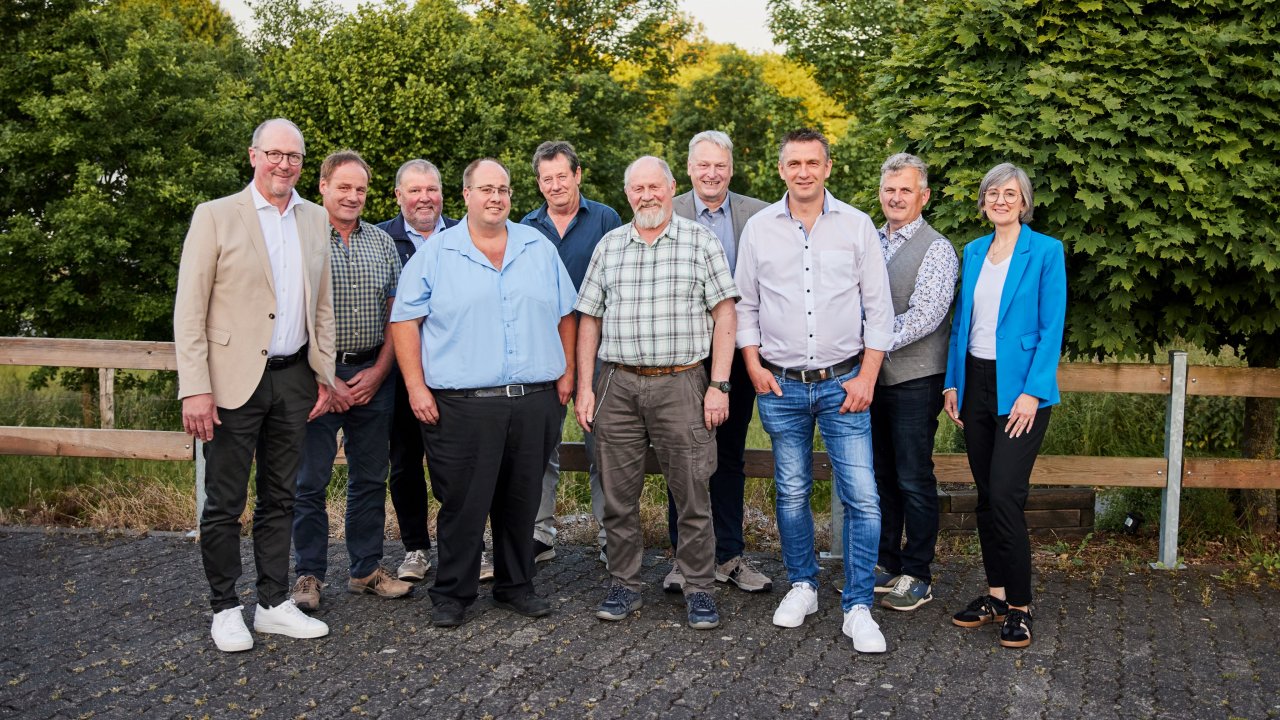 Die Raiffeisen Sauer-Siegerland hat 2024 wirtschaftliche Stabilität bewiesen (v.l.): Georg Geuecke (Vositzender Aufsichtsrat), Friedrich Moll (Vorstand), Martin Luke (Vorstand), Mathias Buch (Aufsichtsrat), Bernd Panthel (Aufsichtsrat), Franz Ackermann (Aufsichtsrat), Josef Hesse (Geschäftsführer), Hendrick Sommerhoff (Vorstandsvorsitzender),  Rainer Hahn (Aufsichtsrat), Petra Frey (Aufsichtsrat). von Raiffeisen Sauer-Siegerland