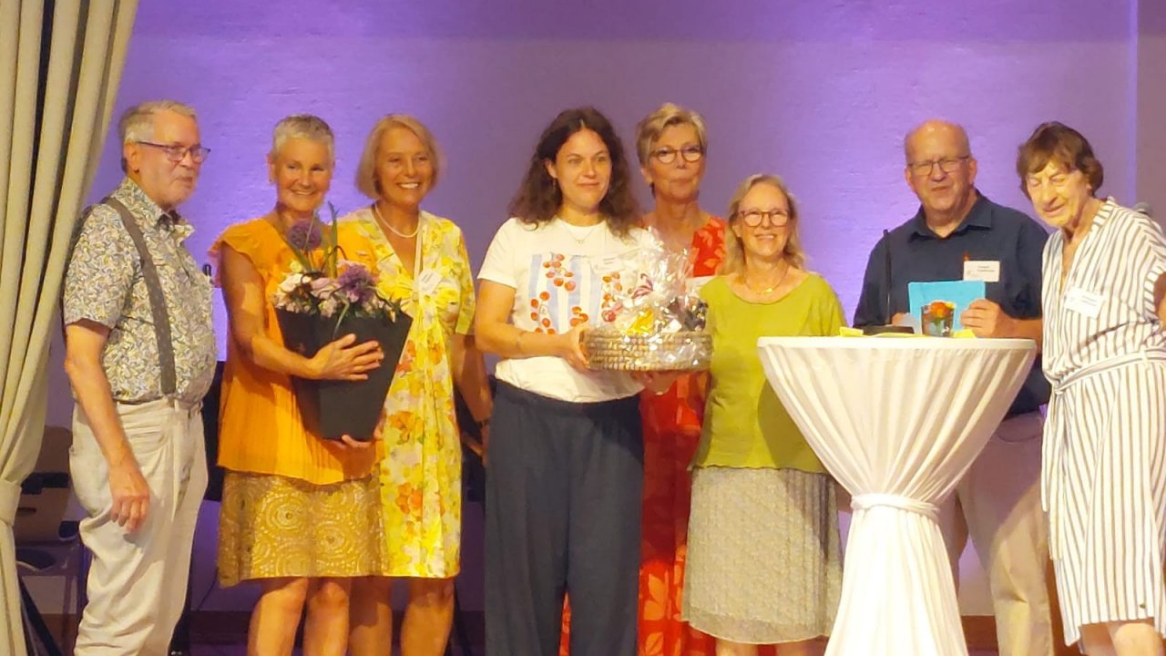 Hans-Peter Schladt (links) und Anne Böning (3. v. .) gratulierten den Mitarbeiterinnen Christiane Strack, Sabine Pilsticker, Johanna Gerke und Iraq Haasz-Jaques sowie den Vorsitzenden Ansgar Kaufmann und Annegret Laakmann (v.l.) zum Jubiläum. von privat