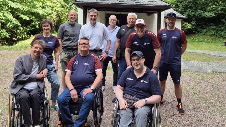 Team André im Gespräch mit Politikern.
