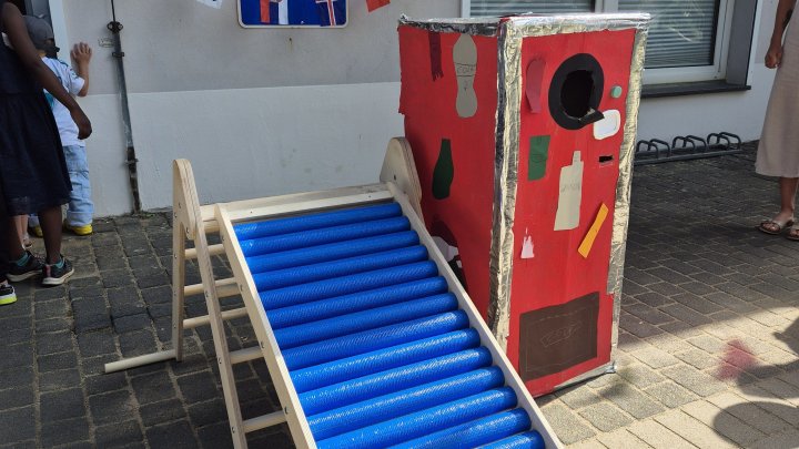 Mit ihrem selbstgebauten Pfandautomaten konnten sich die Kinder der Kita „Arche Noah“ Hünsborn...