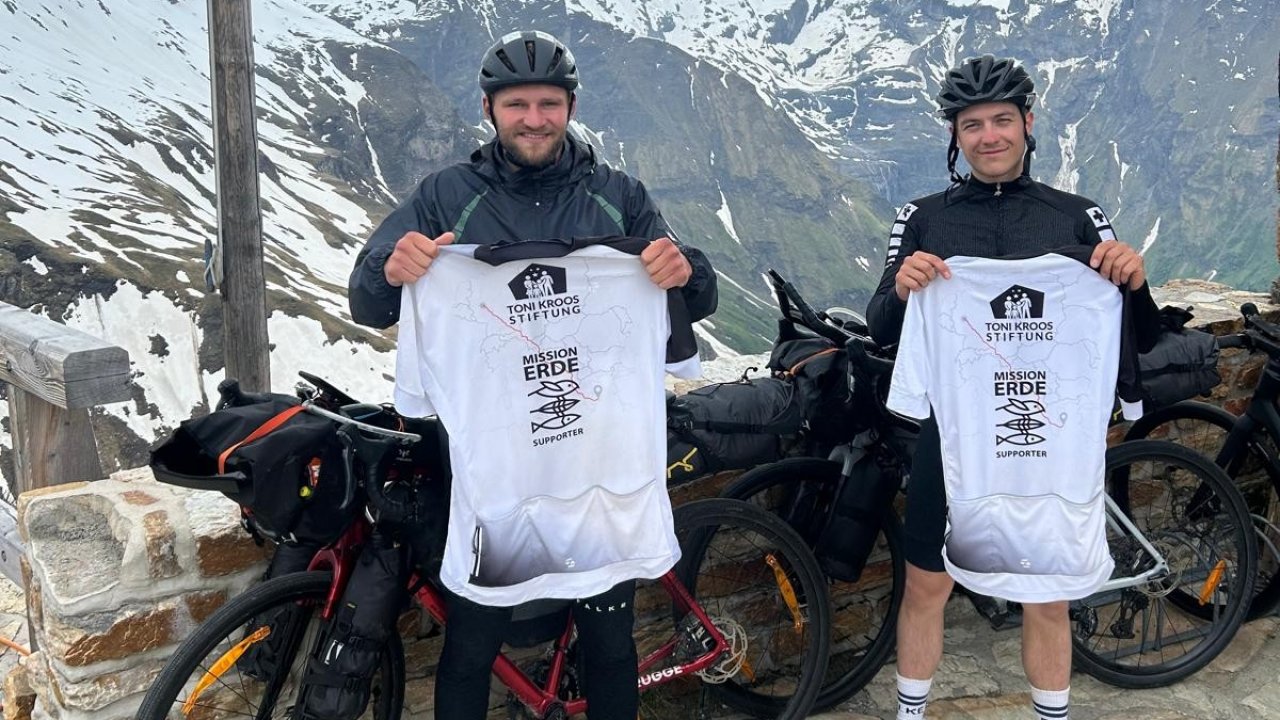 Vincent Schürmann (l.) und Luca Beckmann (r.) sind von Marmecke bis nach Athen geradelt – und haben in diesem Zusammenhang einen Spendenaufruf gestartet. Zur Tour gehörte auch eine Alpenüberquerung. von privat