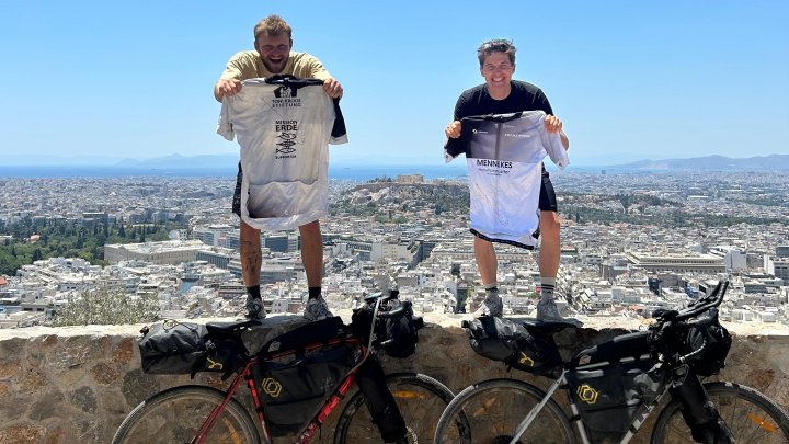 Vincent Schürmann (l.) und Luca Beckmann (r.) sind von Marmecke bis nach Athen geradelt – und...